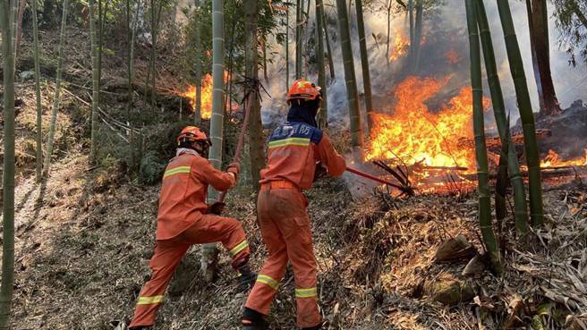 贵州消防员贴近山火扑灭明火。（贵州消防提供）