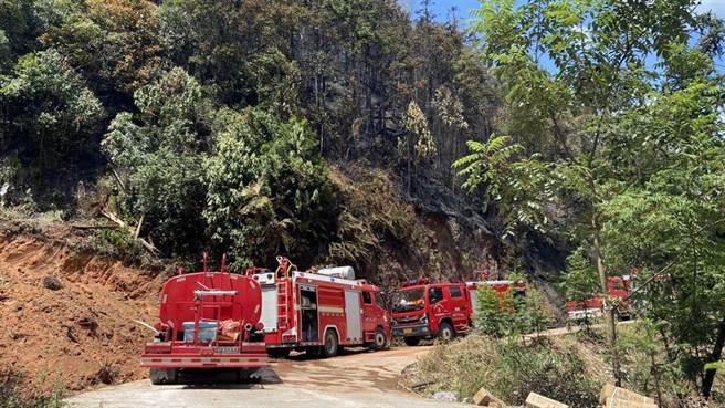 贵州消防利用消防车设置移动阵地防止山火蔓延。（贵州消防提供）