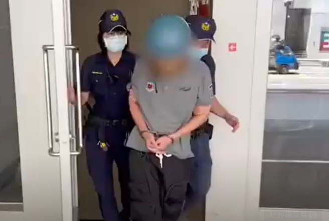 北市50岁黄姓惯窃，今年1月才刚假释出狱，日前又在南京东路三段入侵民宅行窃，搜刮得手150万元财物。（翻摄自影片）