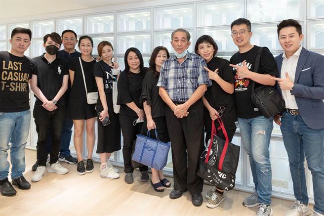 王瞳与马来西亚家人一起参观艾成长眠地。（民视提供）