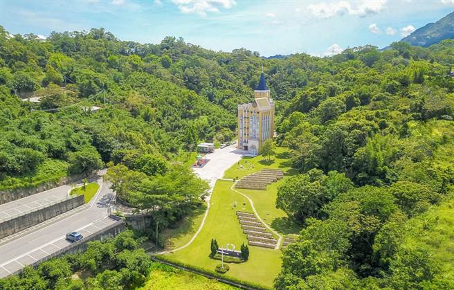 艾成将长眠于台湾陪伴挚爱王瞳。（民视提供）