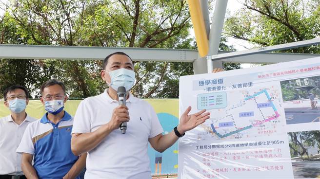 新北市长侯友宜今第3度造访三重光荣国小，视察整建工程完工的情况。（新北市工务局提供）