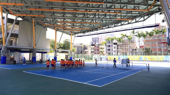 光荣国小风雨操场在今年7月完工，也是整建工程的最后一块拼图之一。（新北市工务局提供）