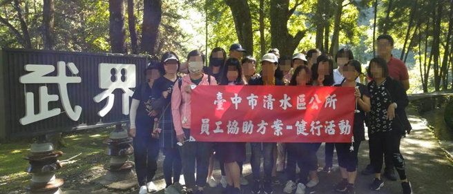 清水区公所一行24人昨日前往南投武界山参访。（民眾提供）