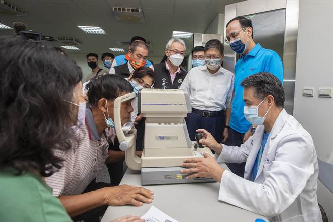 银光敬老眼镜传爱偏乡到北埔乡活动，国民党主席朱立伦（右）和县长杨文科（右一）了解长辈验光检查等过程。（罗浚滨摄）