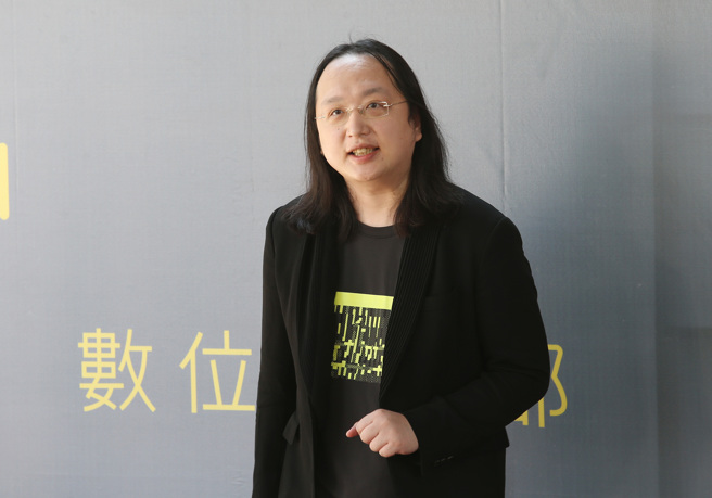 数位发展部27日正式揭牌成立，首任部长唐凤表示，数位部核心理念是「全民数位韧性」，要从社会共融、产业转型、应变韧性等3层面建构相关基础，盼数位人才投入数位部，共同加强资安防护。（姚志平摄）