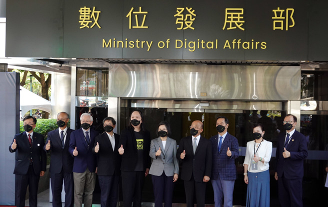 数位发展部27日正式成立，行政院长苏贞昌（右四起）、蔡英文总统、首任部长唐凤出席揭牌仪式。（姚志平摄）