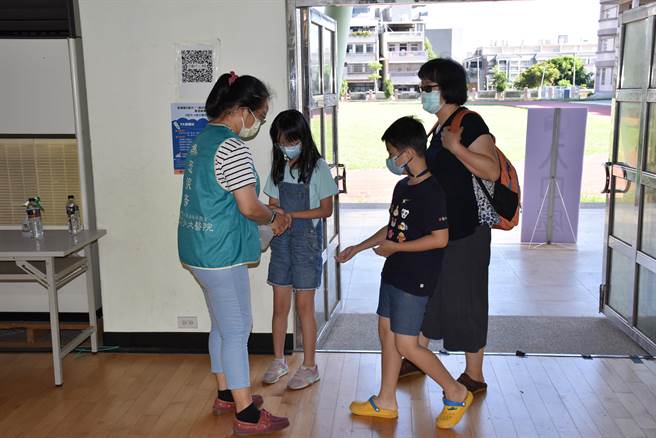 苗栗县政府27日在苗栗市文华国小等地点设置7个大型接种站，替幼儿及学童们接种。（谢明俊摄）