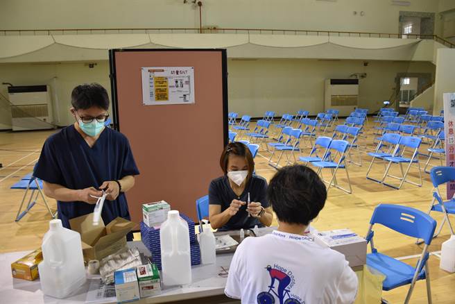 27日施打的儿童疫苗分成3种，负责施打的弘大医院特别安排分流施打站，以免混淆错打。（谢明俊摄）