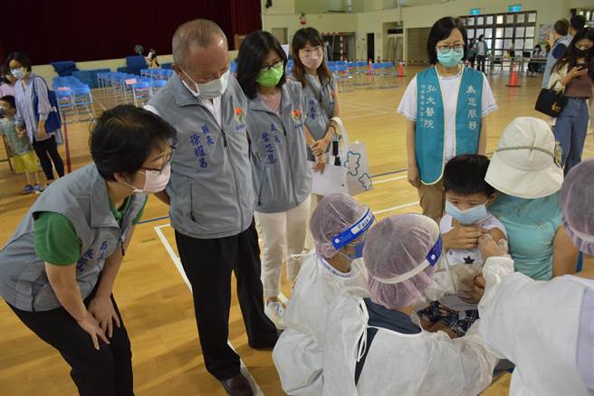 苗栗县长徐耀昌在教育处长叶芯慧（左三）卫生局长张蕊仙（左）的陪同下关心儿童接种状况。（谢明俊摄）