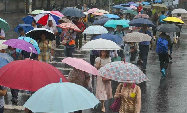 午后雨弹开炸，10县市大雨特报。（本报系资料照）