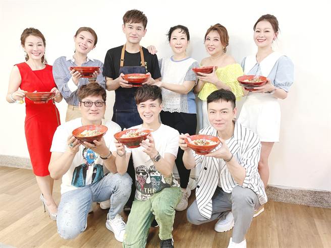 吴俊宏新店开幕，圈内好友到场支持。（豪记唱片提供）