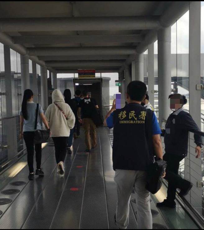 移民署协助逃出的民眾从泰国返台。（移民署提供）