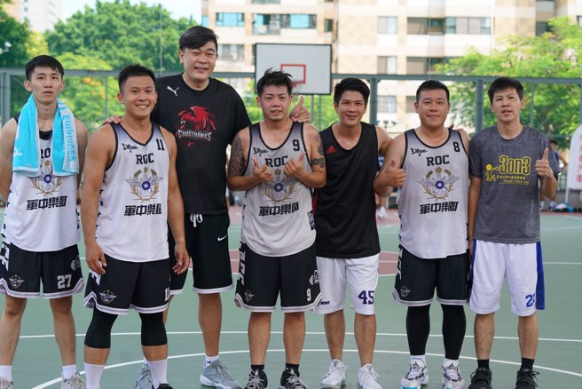 猎鹰总经理钱韦成(右三)亲自下场斗牛。(台钢猎鹰提供)