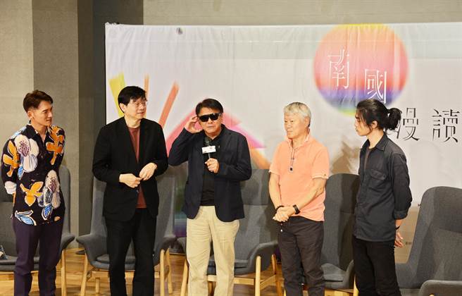屏东南国漫读节热闹展开，屏东县长潘孟安（中）邀请民眾倾听这座城市声音、感受地方文化。（林和生摄）