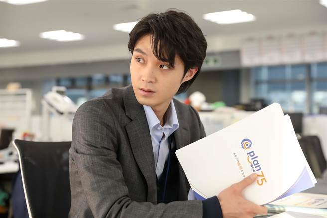 矶村勇斗饰演负责招募「计划」对象的公务员阿扩。（天马行空提供）