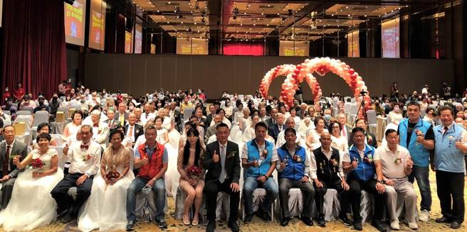 金门县府今天表扬16对钻石婚与36对金婚夫妻，县长杨镇浯伉俪与钻石婚夫妻合影。（县府提供）