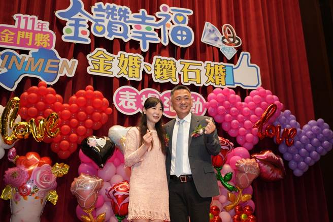 金门县府今天表扬16对钻石婚与36对金婚夫妻，县长杨镇浯伉俪开心分享喜气。（县府提供）