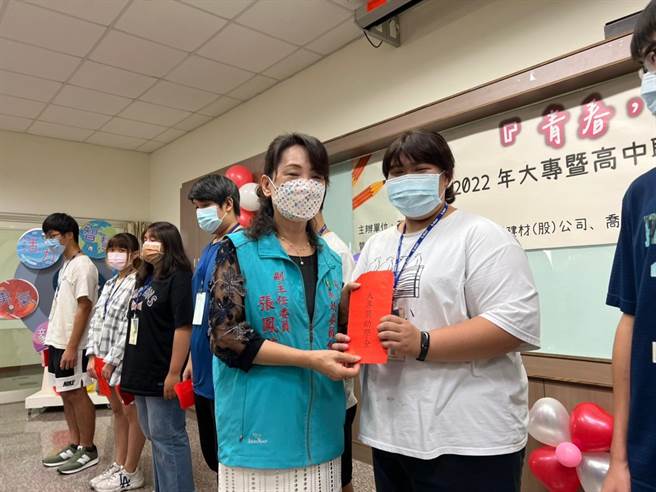 苗栗家扶中心27日上午举办家扶青年奖助学金颁发典礼。（苗栗家扶中心提供／谢明俊苗栗传真）