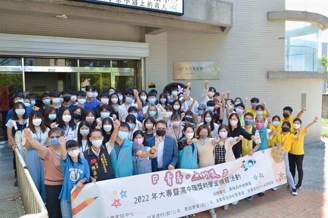 苗栗家扶中心27日上午举办家扶青年奖助学金颁发典礼，有566名同学受惠。（苗栗家扶中心提供／谢明俊苗栗传真）