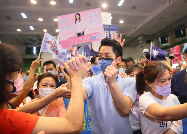  国民党台北市长参选人蒋万安（中）27日出席内湖后援会成立大会，受到民眾热烈欢迎，民眾热情与蒋万安握手，表达支持。（张铠乙摄）