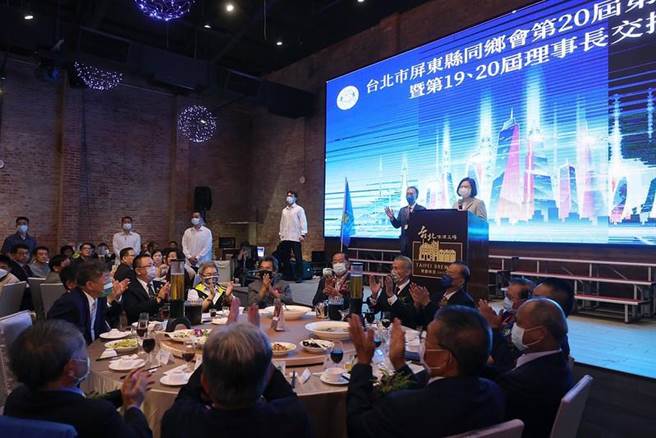 屏东同乡会理事长爆这件事  蔡总统打趣：听起来好像不是我认识的爸爸。总统府提供