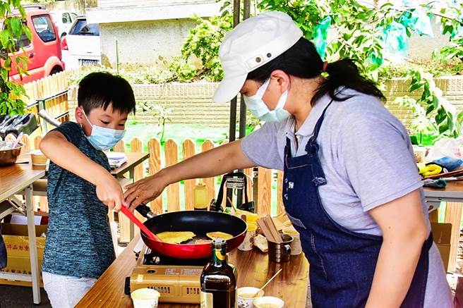 竹北市农会米粮创新行销活动的「古早味甜点DIY制作」，小朋友学做米谷粉松饼，DIY体验欢乐满点。（罗浚滨摄）