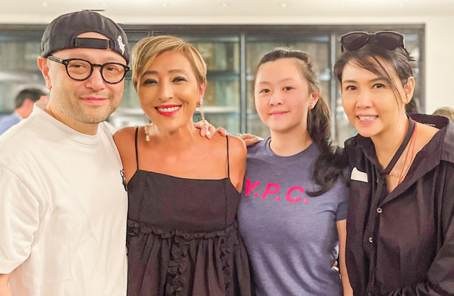 邱淑貞（右1）、沈日（右2）參加上山詩鈉的慶生會。（圖／翻攝自annaboop IG）