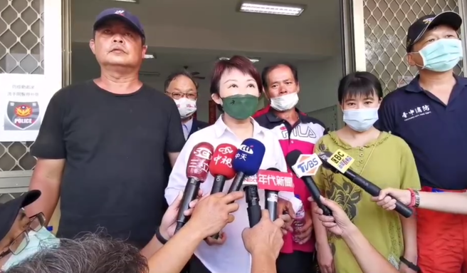 清水区公所员工前往南投武界举行自强活动前往一线天峡谷溯溪时发生失联意外，市长卢秀燕至南投说明。（图／张妍溱摄）