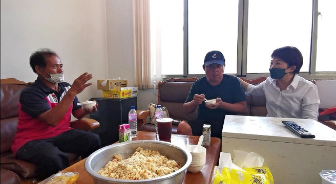 清水区公所员工前往南投武界举行自强活动前往一线天峡谷溯溪时发生失联意外，市长卢秀燕至南投说明。（图／张妍溱摄）