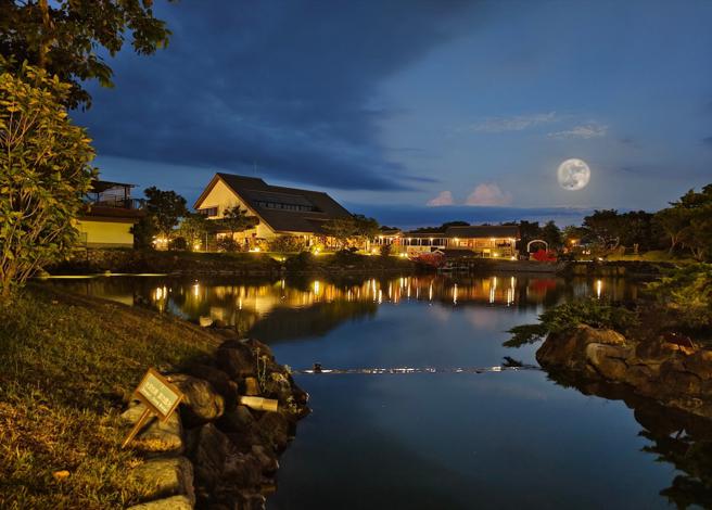 宜兰绿舞国际观光饭店推出「中秋鹤月」住房专案，每房赠月饼礼盒、享免费加人入住，绿舞会员可再享95折。（宜兰绿舞国际观光饭店提供）