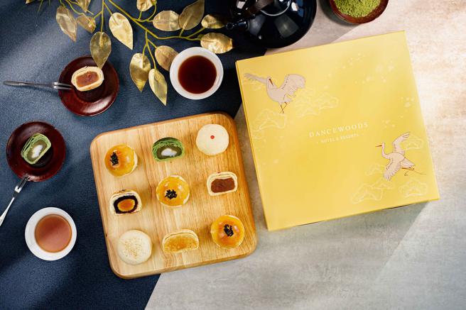 绿舞国际观光饭店即日起至9月9日推出「鹤月」中秋月饼礼盒，每盒9入800元。（绿舞国际观光饭店提供）