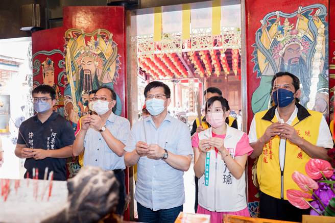 林佳龙今早前往深坑老街扫街、集顺庙参拜。（林佳龙竞办提供／李奇叡新北报导）