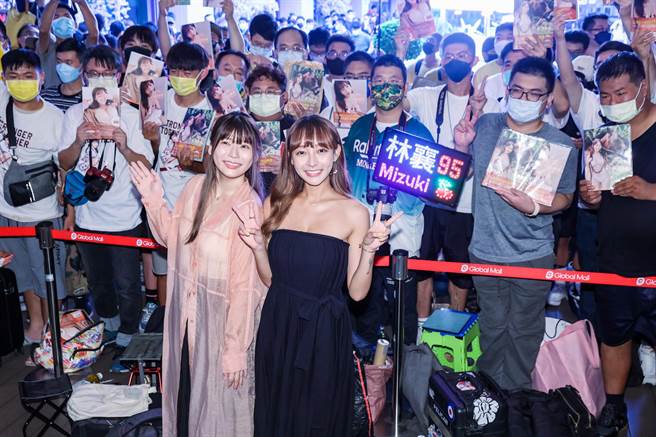 林襄和摄影兼经纪人莉奈，与近千名粉丝开心合影留念。（罗永铭摄）