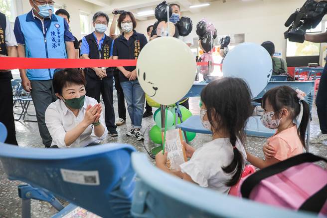 台中市幼儿BNT疫苗开打，市府在27、28日在全市开设44处快打站，进行幼儿BNT第一剂施打，市长卢秀燕前往快打站关心幼儿接种情形。（冯惠宜摄）