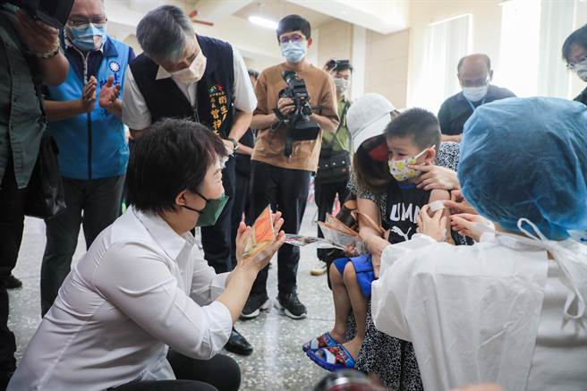 台中市幼儿BNT疫苗开打，市府在27、28日在全市开设44处快打站，进行幼儿BNT第一剂施打，市长卢秀燕前往快打站关心幼儿接种情形。（冯惠宜摄）