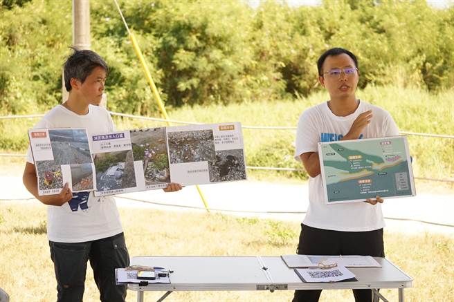 黑潮执行长林东良（右）、研究员温佩珍，今天发表花莲溪出海口废弃物监测报告。（王志伟摄）