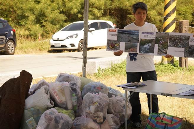 一个早上，志工在花莲溪口附近净滩，清楚数袋打60公斤垃圾。（王志伟摄）