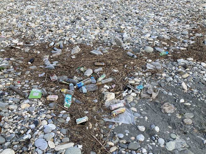 花莲溪侧上游大量废弃物。（黑潮提供）