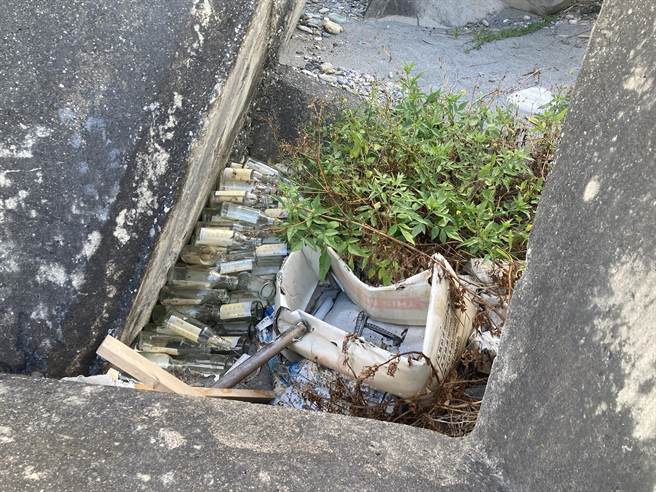 消波块间隔也被弃置许多酒瓶，各式样垃圾废弃物都出现。（黑潮提供）