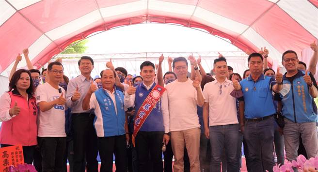 中广董事长赵少康（左6）、国民党台南市长参选人谢龙介（左3）、前台北市议员罗智强（左2）等多位蓝营大咖到场力挺蔡宗豪（左5）。