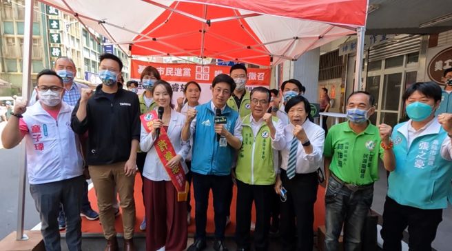 民進黨基隆市長參選人蔡適應（左四）今（27）日參加許睿慈服務處成立、推薦茶會！（取自蔡適應臉書）