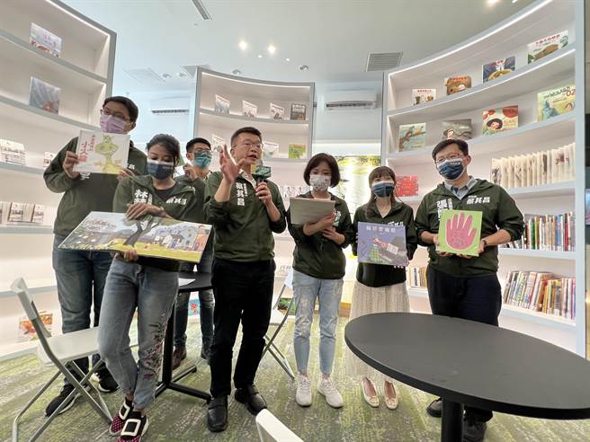 蔡其昌競選總部內規畫有親子共讀區，他說，希望讓總部不只是競選的地方。(林欣儀攝)