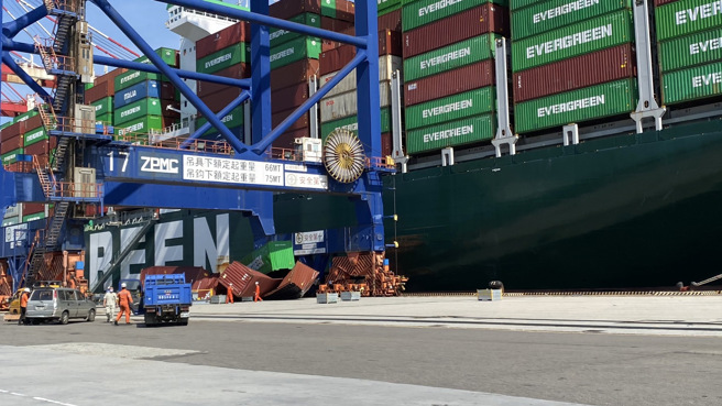 台北港7只货柜不明原因掉落，货柜多迭扭曲变形。（翻摄自记者爆料网）