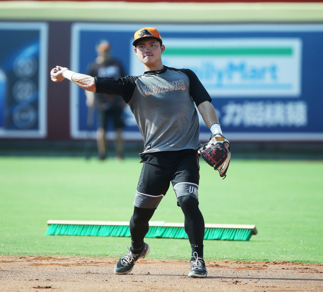 统一狮二垒手林靖凯赛前进行守备练习。（陈怡诚摄）