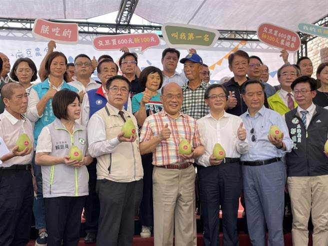行政院长苏贞昌到台南麻豆行销文旦。（李俊淇摄）