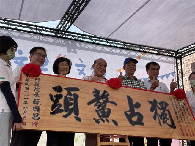 行政院长苏贞昌率团队前往台南麻豆行销文旦。（李俊淇摄）