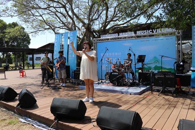 担任村长的吉那罐子演唱〈客家世界〉为崙坪客家音乐村揭开序幕。（蔡明亘摄）