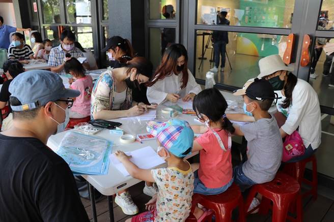 崙坪客家音乐村规画开放式学堂，提供亲子活动。（蔡明亘摄）