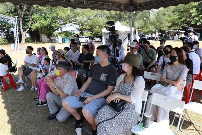 舞台前不少观眾认真聆听客语歌曲。（蔡明亘摄）